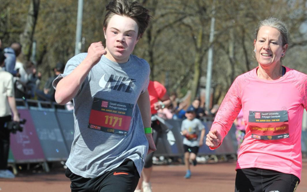 Ένας 19χρονος με σύνδρομο Down έγραψε ιστορία στον Μαραθώνιο του Λονδίνου (βίντεο)