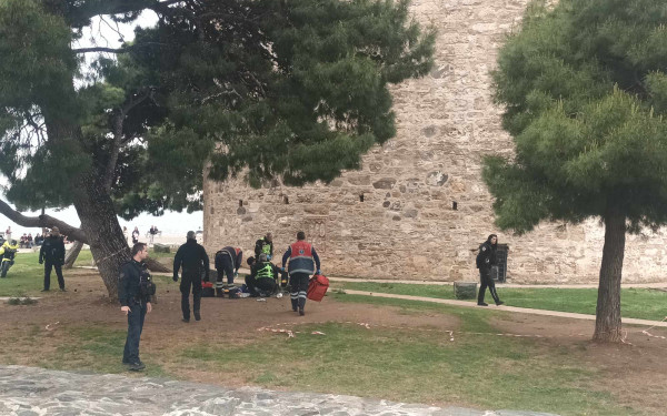 Θεσσαλονίκη: Ο 34χρονος περίμενε να φύγει ο κόσμος από το μπαλκόνι του Λευκού Πύργου, πήρε φόρα  έπεσε στο κενό (βίντεο)