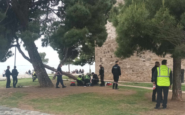 Τραγωδία στη Θεσσαλονίκη: 34χρονος αυτοκτόνησε πέφτοντας από τον Λευκό Πύργο (βίντεο, φωτ.)