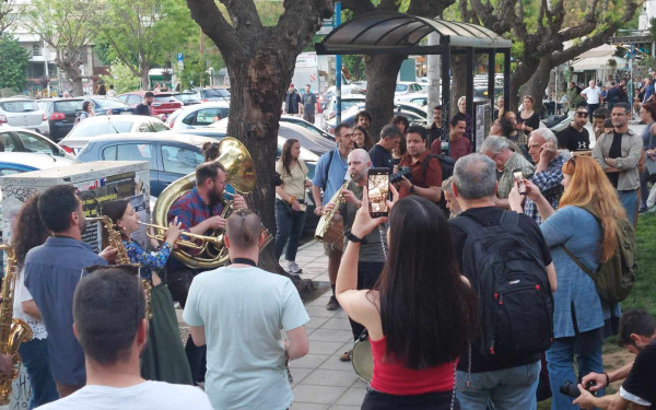 Θεσσαλονίκη: Πατινάδα γεμίζει με βαλκανικές μουσικές το κέντρο της πόλης (βίντεο, φωτ.)