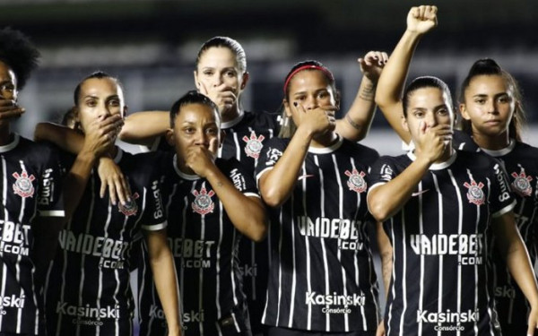 Βραζιλία: Οι ποδοσφαιρίστριες της Κορίνθιανς διαμαρτυρήθηκαν ενάντια στη σεξουαλική παρενόχληση κλείνοντας αυτιά και στόματα (βίντεο)