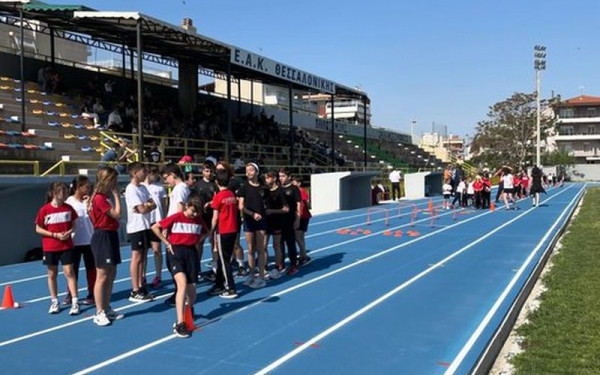 Θεσσαλονίκη: Εγκαινιάστηκε το νέο σύγχρονο ταρτάν στο ΕΑΚ Σταυρούπολης - «Καλορίζικο» ευχήθηκε ο Γιάννης Βρούτσης (φωτ.)