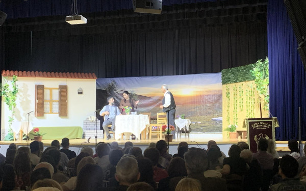 Ωραιόκαστρο: Το αδιαχώρητο στην πρεμιέρα της παράστασης «Αφορισμένον Ινιάτ»