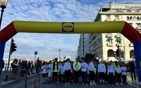 Διεθνής Μαραθώνιος «Μ. Αλέξανδρος»: Εκατοντάδες παιδιά έτρεξαν στη Θεσσαλονίκη (βίντεο, φωτ.)