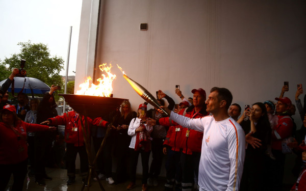 Θεσσαλονίκη: Εν μέσω βροχής έφτασε η Ολυμπιακή φλόγα (βίντεο, φωτ.)