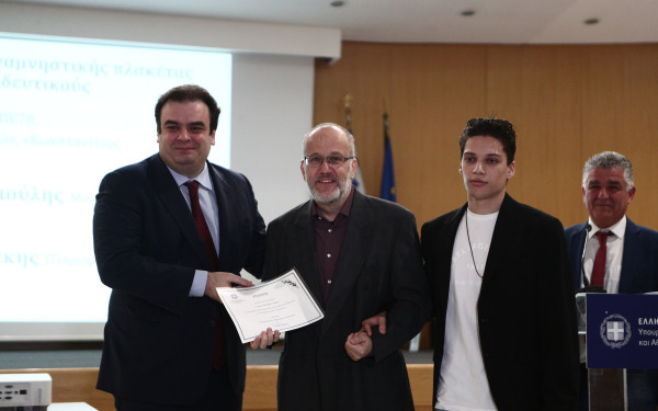 Βραβεύτηκαν τρεις ήρωες του «μαυροπίνακα» - Ο διευθυντής από την Αθήνα, η δασκάλα από τις Σέρρες, ο διασώστης από την Κω