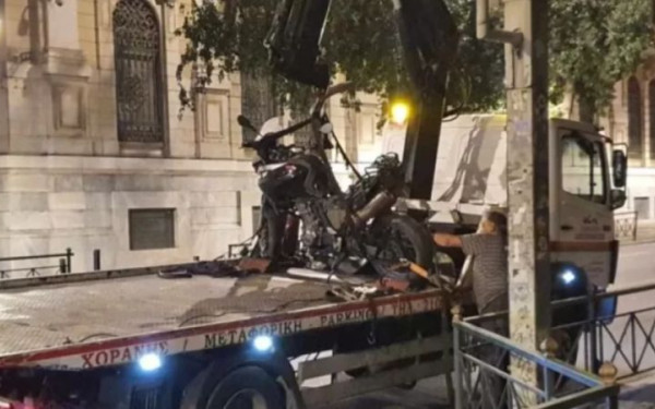 Αθήνα: Τροχαίο με έναν σοβαρά τραυματία στη Σταδίου - ΙΧ συγκρούστηκε με μοτοσικλέτα (βίντεο)