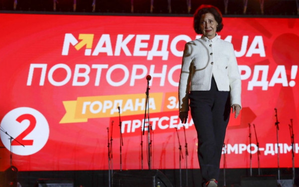 Βόρεια Μακεδονία: Πρώτος γύρος των προεδρικών εκλογών αύριο - Φαβορί η υποψήφια του VMRO-DPMNE Σιλιάνοφσκα