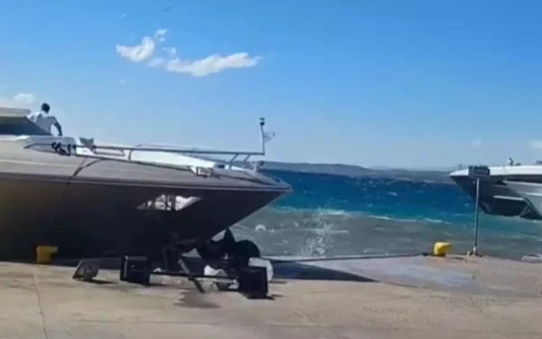 Σπέτσες: Τα μποφόρ έστειλαν μια θαλαμηγό πάνω στην προβλήτα του λιμανιού (βίντεο)