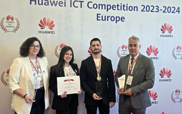 Ομάδα του ΠΑΜΑΚ στον παγκόσμιο τελικό του διαγωνισμού της Huawei