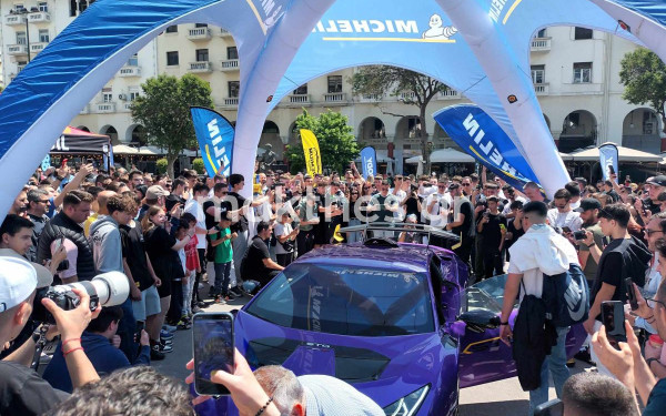 Θεσσαλονίκη: Ferrari, Porsche και Lamborghini τράβηξαν χειρόφρενο στην Αριστοτέλους (βίντεο, φωτ.)