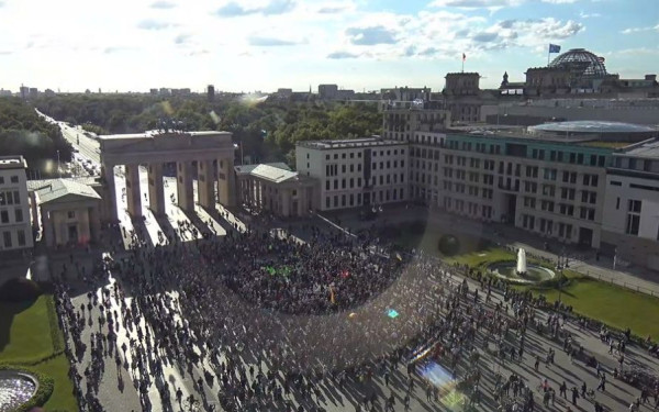 Χιλιάδες άνθρωποι διαδήλωσαν στη Γερμανία για τις επιθέσεις κατά πολιτικών προσώπων (βίντεο)