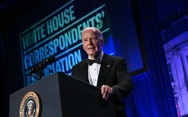 Ο Μπάιντεν «έκλεισε τα αυτιά του» στους διαδηλωτές την ώρα που μιλούσε στο δείπνο της Ένωσης Ανταποκριτών (βίντεο)