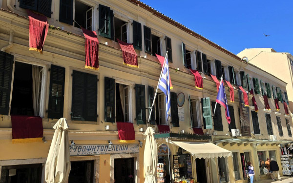 Η Κέρκυρα στολίστηκε με τα πορφυρά «δαμάσκο» - Τι είναι τα βαθυκόκκινα υφάσματα και τι συμβολίζουν (φωτ.)