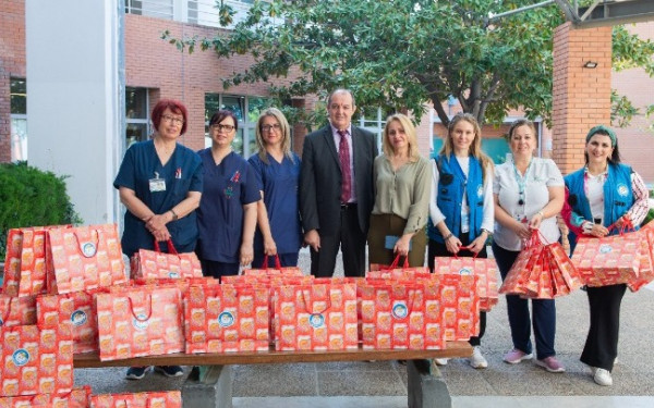 Θεσσαλονίκη: Πασχαλινά δώρα στα παιδιά που νοσηλεύονται στο Παπαγεωργίου από μαθητές και κοινωνικές οργανώσεις