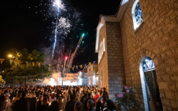 Με εκατοντάδες πυροτεχνήματα που έκαναν τη «νύχτα μέρα» η Ανάσταση στην ορεινή Ναυπακτία (βίντεο)