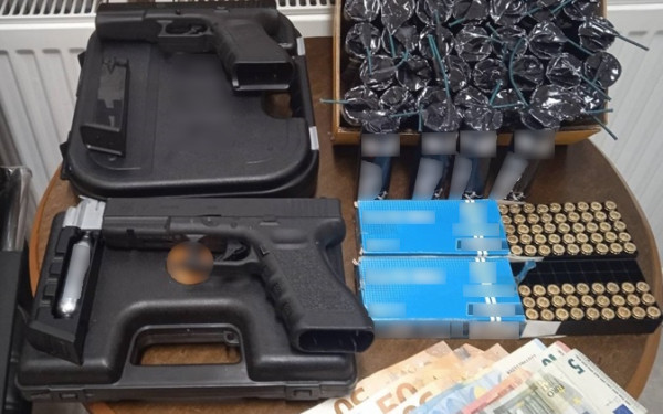 Πέλλα: Συνελήφθη με βεγγαλικά, όπλα και ναρκωτικά - Δείτε φωτογραφίες