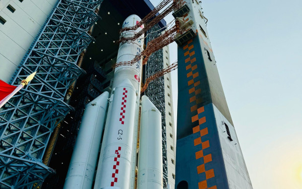 Κίνα: Εκτοξεύτηκε το διαστημόπλοιο Chang'e 6 που θα συλλέξει δείγματα από τη σκοτεινή πλευρά της Σελήνης - Δείτε βίντεο