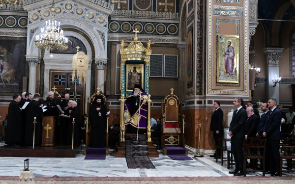 Ιερώνυμος: «Εδώ είμαστε για να γιορτάσουμε και όλα τα άλλα τα βρίσκουμε» - Παρουσία Μητσοτάκη η Θεία Λειτουργία - Δείτε live