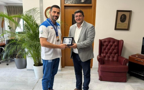 Γιαννιτσά: Τιμητική πλακέτα και το μετάλλιο του Δήμου Πέλλας στον πρωταθλητή του Taekwondo Γιάννη Ιωαννίδη