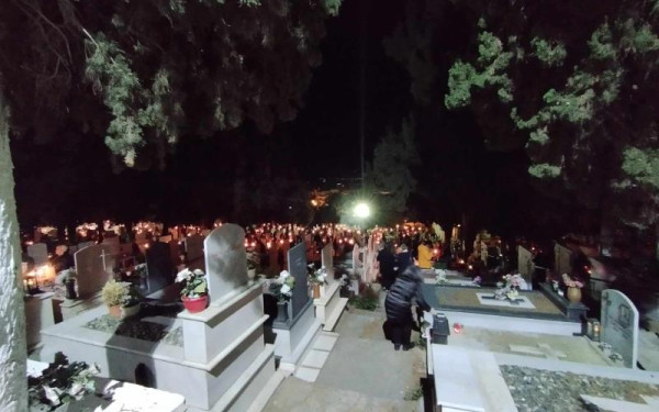 Το ξεχωριστό έθιμο της Ανάστασης στα νεκροταφεία του Αγίου Γεωργίου Κοζάνης (βίντεο, φωτ.)