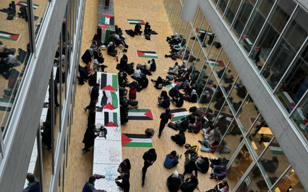 Ελβετία: Φοιτητές κατέλαβαν την είσοδο κτιρίου στο πανεπιστήμιο της Λωζάνης διαμαρτυρόμενοι για τη Γάζα (βίντεο)