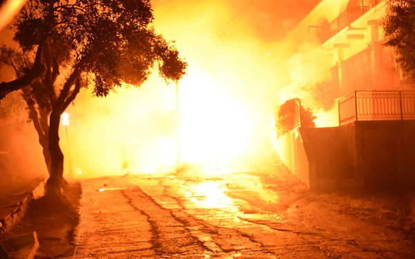 Αν και υπό βροχή, «εκρηκτική» και φέτος η Ανάσταση στο Ανδρώνι της Λήμνου (βίντεο, φωτ.)