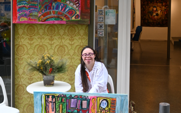 Η Λωξάντρα Λούκας επικοινωνεί με... χρώματα, όχι με λέξεις