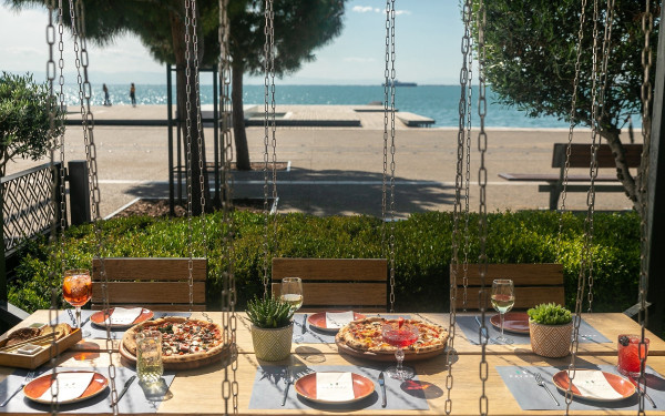 Navona: Το ιταλικό café bar restaurant της Θεσσαλονίκης, με θέα στο απέραντο μπλε του ουρανού και της θάλασσας