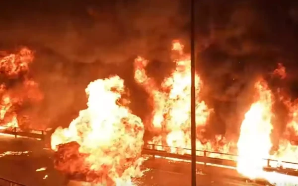 Ανάσταση με 90 μολότοφ και βεγγαλικά στο Νέο Κόσμο - Δείτε βίντεο