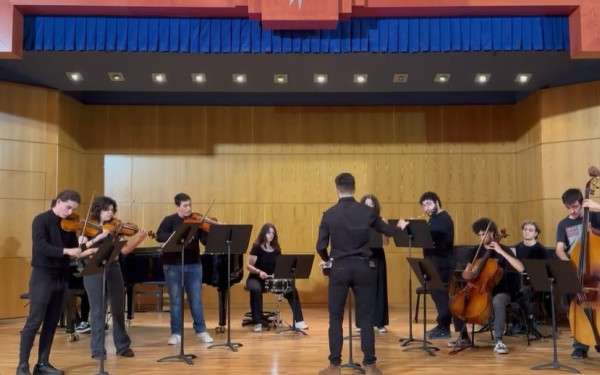 Ένας… Έλληνας μαέστρος από την Πάφο που κάνει γνωστή τη μουσική επιστήμη του Πανεπιστημίου Μακεδονίας (βίντεο)