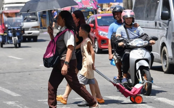 Δεν λέει να υποχωρήσει το κύμα καύσωνα στη νοτιοανατολική Ασία - Κλειστά σχολεία και γεμάτα πάρκα (βίντεο, φωτ.)