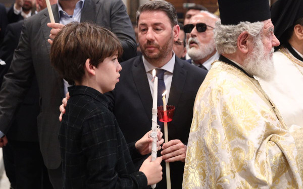 Νίκος Ανδρουλάκης: Με το γιό του στην Αναστάσιμη Aκολουθία στη Μητρόπολη Αθηνών