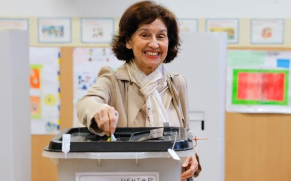 Βόρεια Μακεδονία: Καθαρή νίκη της υποψήφιας του VMRO στον α’ γύρο των προεδρικών εκλογών - «Εξαιρετικό αποτέλεσμα»