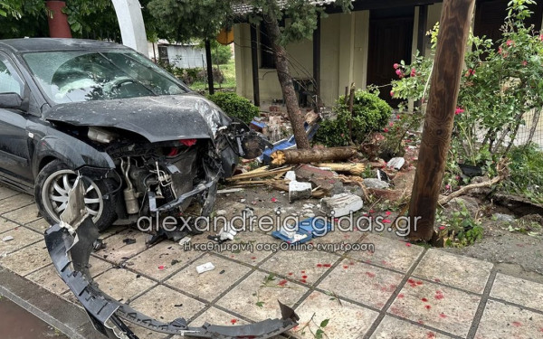Ημαθία: ΙΧ καρφώθηκε σε περίφραξη μονοκατοικίας στην Αλεξάνδρεια (βίντεο, φωτ.)