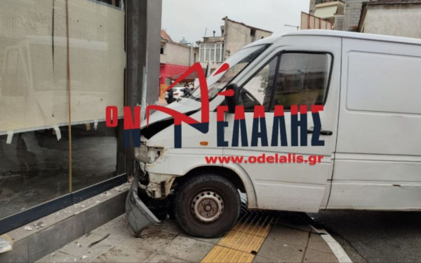 Κατερίνη: Οδηγός βαν έχασε τον έλεγχο και «καρφώθηκε» σε τζαμαρία καταστήματος (βίντεο, φωτ.)