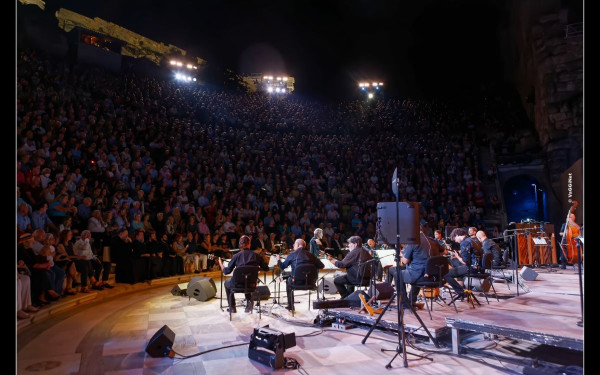 Θεσσαλονίκη: Σε ρεμπέτικο πάλκο μετατρέπεται το Θέατρο Γης - Ο μαέστρος Σταύρος Ξαρχάκος και η κομπανία του σε μία συναυλία - εμπειρία (φωτ.)