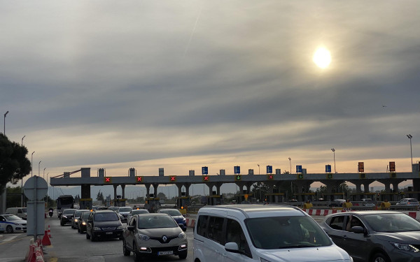 Τεράστιες  οι ουρές στα διόδια των Μαλγάρων