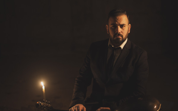 Η πρωτότυπη μουσικοθεατρική παράσταση «Ανέστης Δελιάς: Ένας άγγελος πεταμένος στα σκουπίδια» έρχεται στη Θεσσαλονίκη