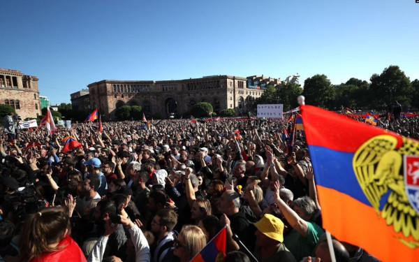 Χιλιάδες άνθρωποι διαδηλώνουν στο Γερεβάν κατά της παραχώρησης εδαφών της Αρμενίας (βίντεο)