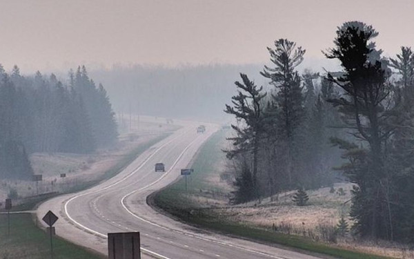 Καναδάς: Η βροχή «φρενάρει» τη γιγάντια πυρκαγιά που απειλεί πετρελαιοπαραγωγική πόλη