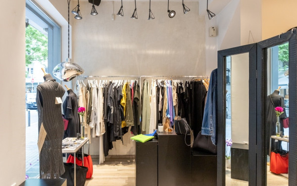 DRESSCODE: Ρούχα Ελλήνων σχεδιαστών που «υμνούν» τη μεσογειακή σιλουέτα