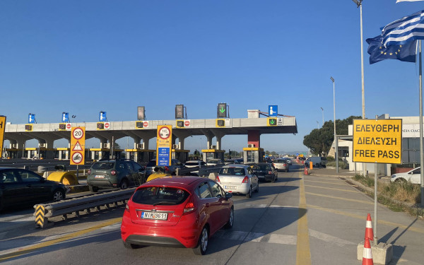 Θεσσαλονίκη: Πάνω από μία ώρα αναμονής στα διόδια Μαλγάρων - Γέφυρα ζωής για τη μεταφορά βρέφους (φωτ.&βίντεο)