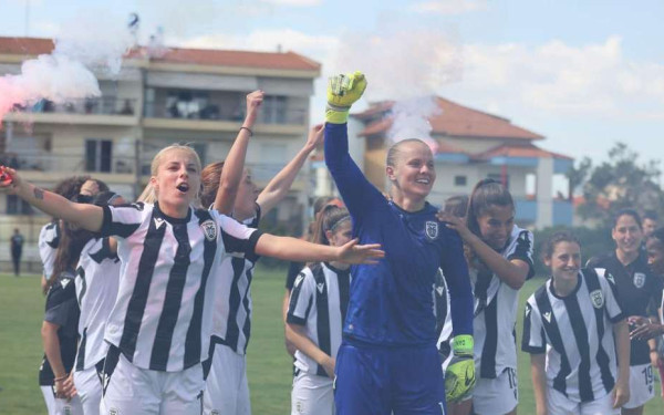 Με πυρσούς, τραγούδια και χορούς πανηγύρισαν την κατάκτηση του πρωταθλήματος οι γυναίκες του ΠΑΟΚ (βίντεο, φωτ.)