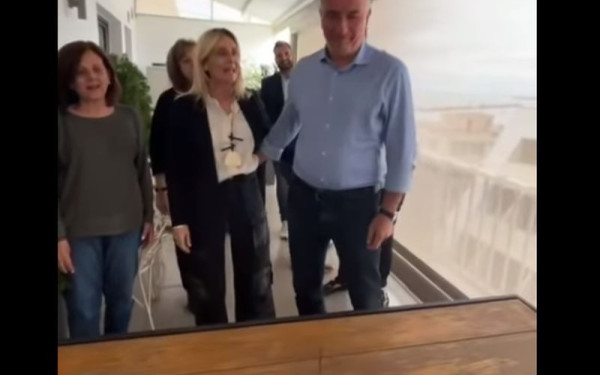 Σταύρος Καλαφάτης: Τούρτα-έκπληξη ετοίμασαν οι συνεργάτες του για τα γενέθλιά του (βίντεο)