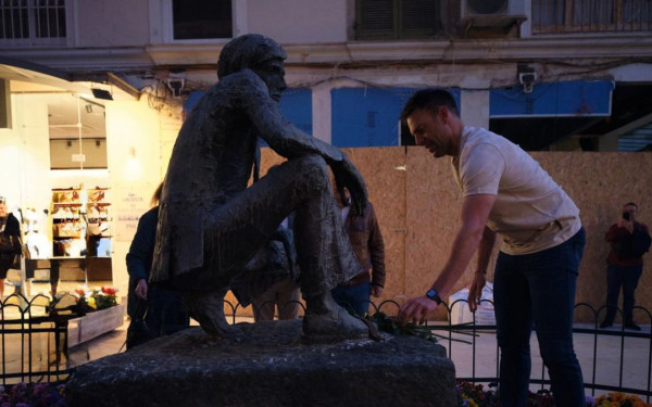 Στ. Κασσελάκης: Με λουλούδια στο άγαλμα του Κώστα Γεωργάκη στην Κέρκυρα (βίντεο)