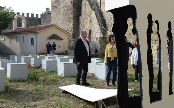 Θεσσαλονίκη: Ο Δ. Κουτσούμπας στην έκθεση «Και πάνω τους η μνήμη καίει» (φωτ.)