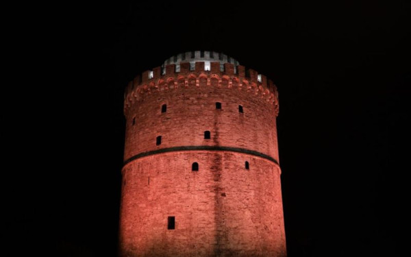 Θεσσαλονίκη: O Λευκός Πύργος «βάφεται» κόκκινος σήμερα για την Παγκόσμια Ημέρα Θαλασσαιμίας