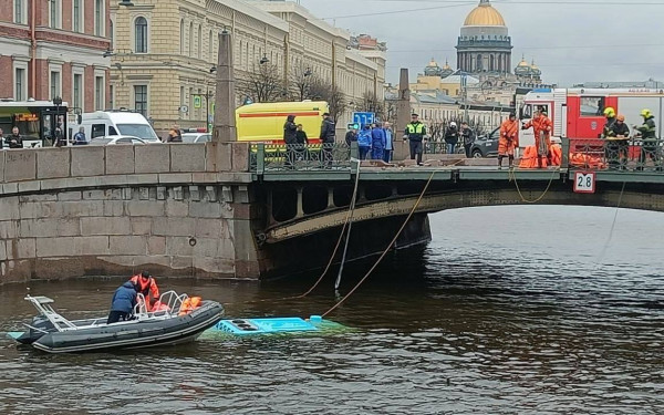 Ρωσία: Λεωφορείο με 20 επιβάτες «βούτηξε» σε ποτάμι στην Αγία Πετρούπολη - Τουλάχιστον 4 νεκροί (βίντεο)