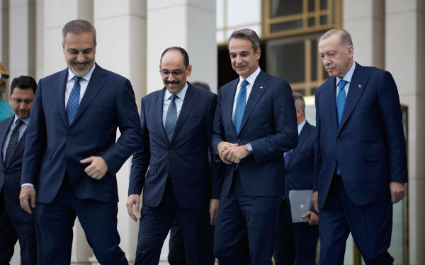 Παϊδάκια, ντολμαδάκια, χαλβά και μπακλαβά έφαγαν στο δείπνο Ερντογάν και Μητσοτάκης